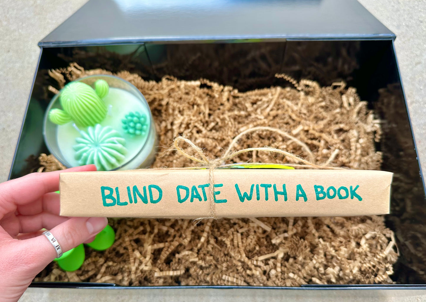 Blind Date with a Book Gift Box Set, Surprise Book, Book Gift, Book Lovers, Gifts for Her, Birthday Gifts, Anniversary, Valentine's Day Gifts